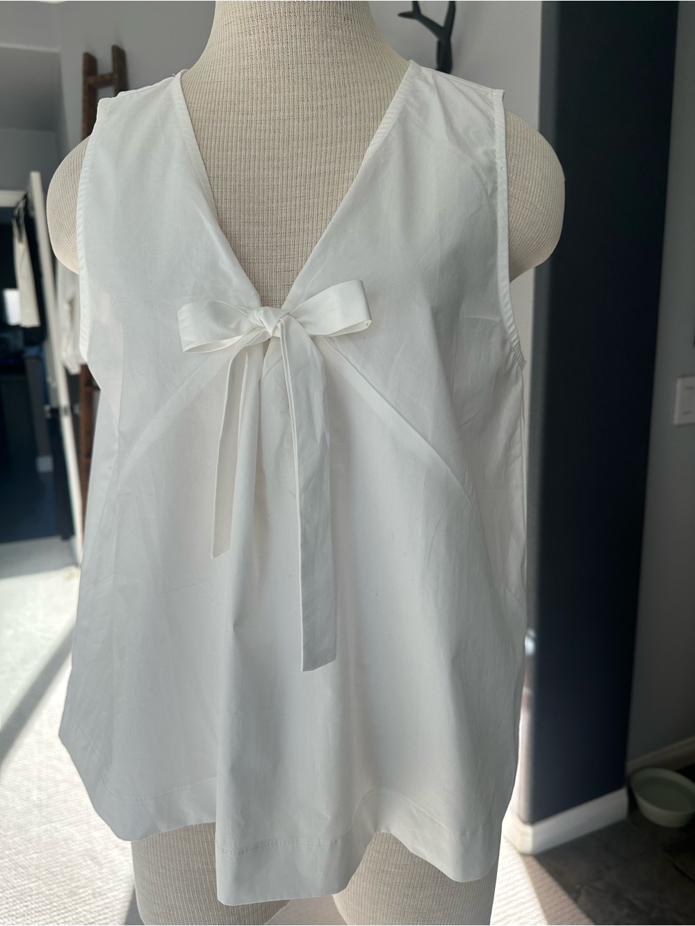 All:Row white top with V-neck and bow, size large - Picture 3 of 12